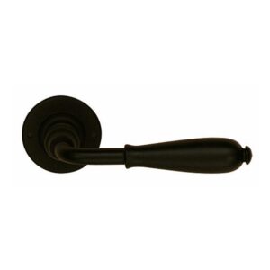 smeedijzer-zwart-deurkruk-op-rond-rozet_Intersteel
