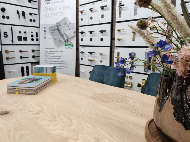 deurkrukken-bekijken-deurbeslag-showroom-winkel